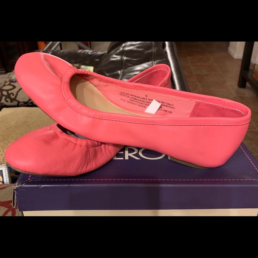 Girl’s pink flats